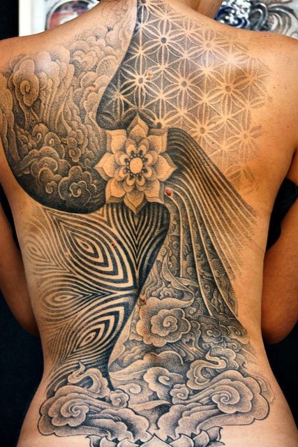 满背辉煌的设计黑白花卉装饰纹身图案