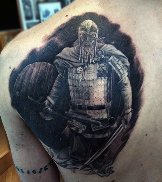 背部黑色的幻想中世纪武士纹身图案
