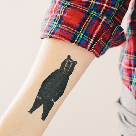 手臂黑色的熊纹身图案