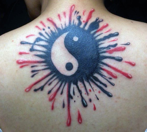 背部黑色和红色阴阳八卦符号纹身图案