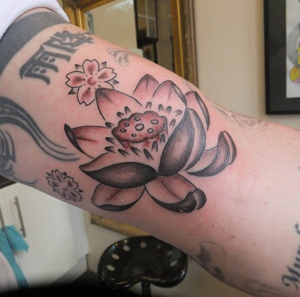 手臂佛教莲花与字符纹身图案
