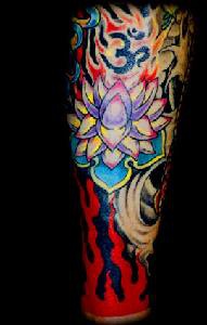 手臂亚洲莲花和火焰彩色纹身图案
