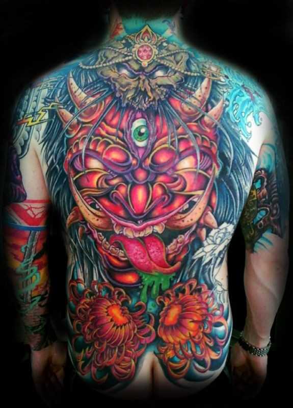 背部多彩的恶魔头像和菊花纹身图案