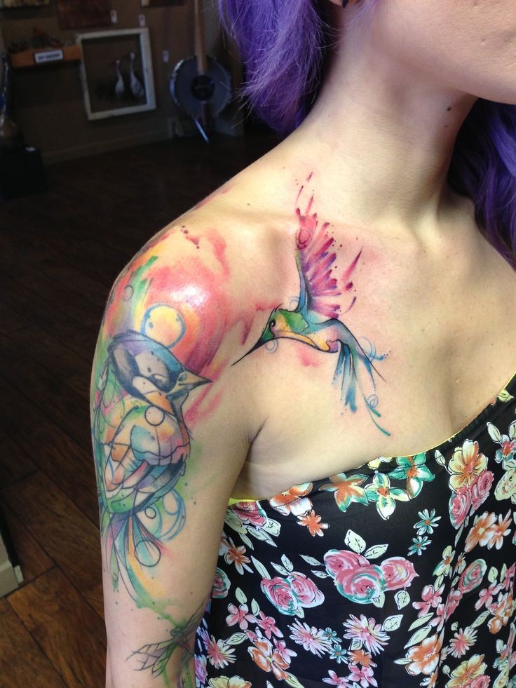 肩部彩色水墨蜂鸟与几何小鸟纹身图案
