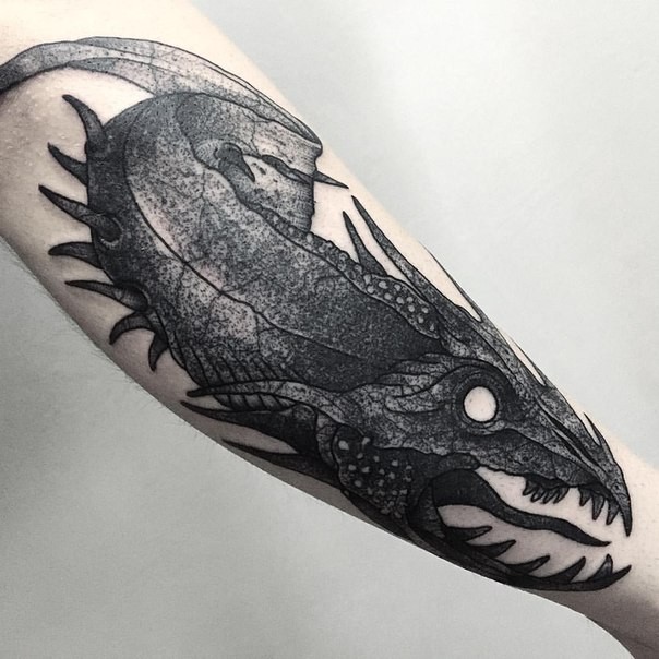小臂雕刻风格黑色幻想鳄鱼纹身图案