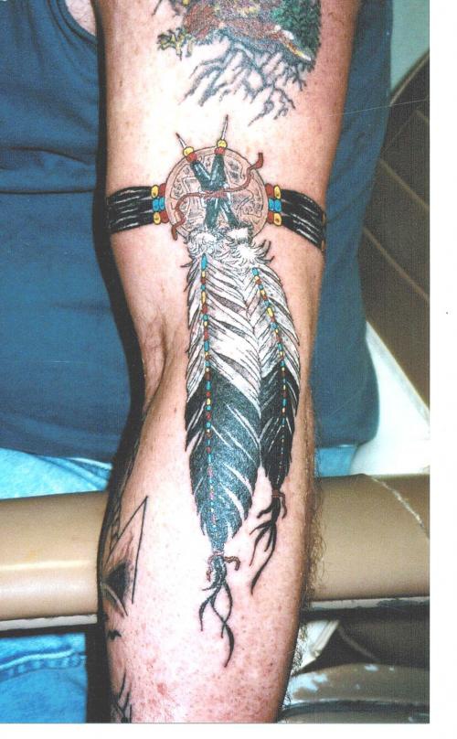 手臂印度风格彩色臂环和羽毛纹身图案