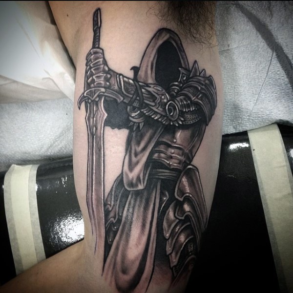 大臂可怕的黑暗幻想战士与剑纹身图案
