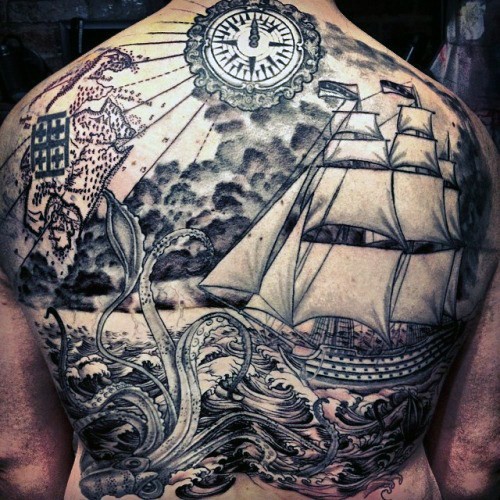 背部华丽的黑色航海鱿鱼和船舶纹身图案