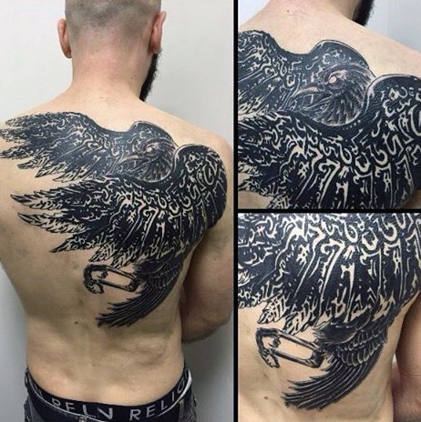 背部华丽设计的部落乌鸦纹身图案