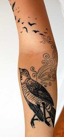 手臂不寻常的风格黑白小鸟纹身图案