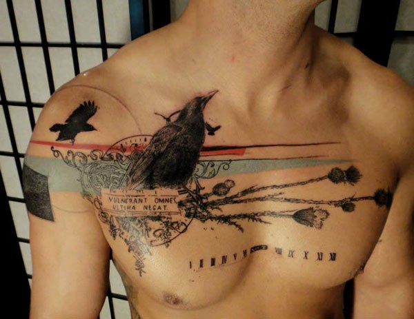 男性胸部黑色乌鸦与花朵字母纹身图案