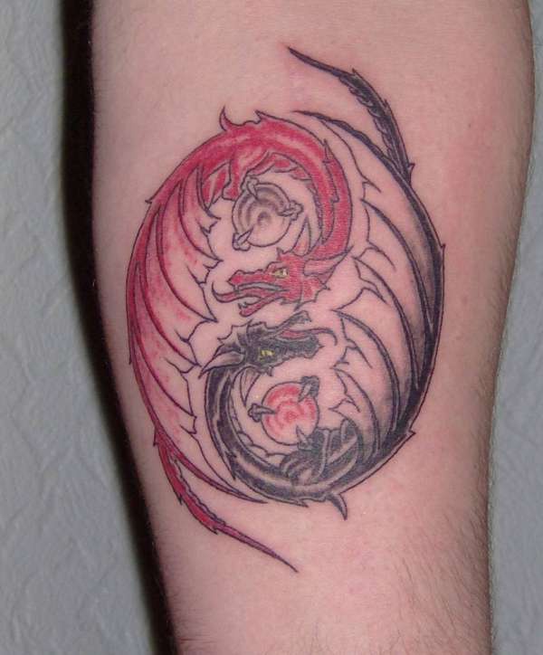 阴阳八卦与红色和黑色的龙纹身图案