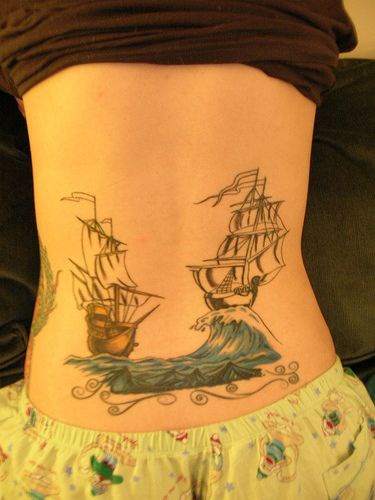 腰部两艘帆船在海浪上纹身图案