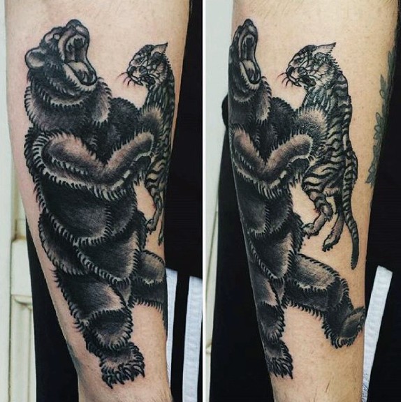 手臂雕刻风格黑色大熊和老虎纹身图案