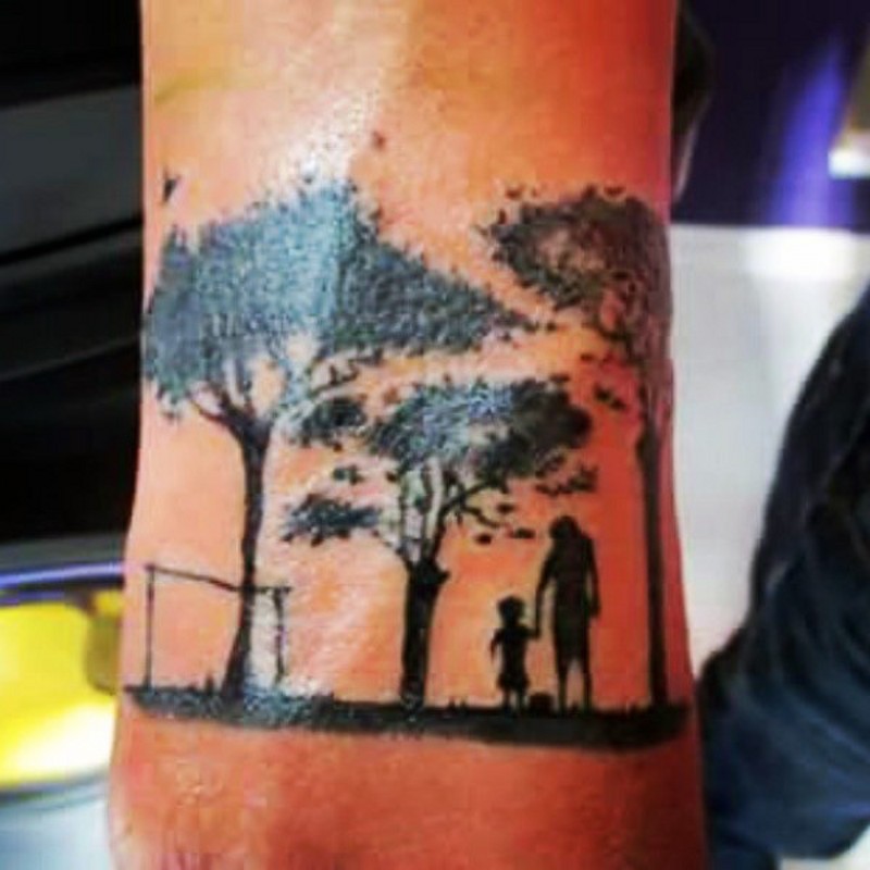 可爱设计的黑色大树人像背影手臂纹身图案