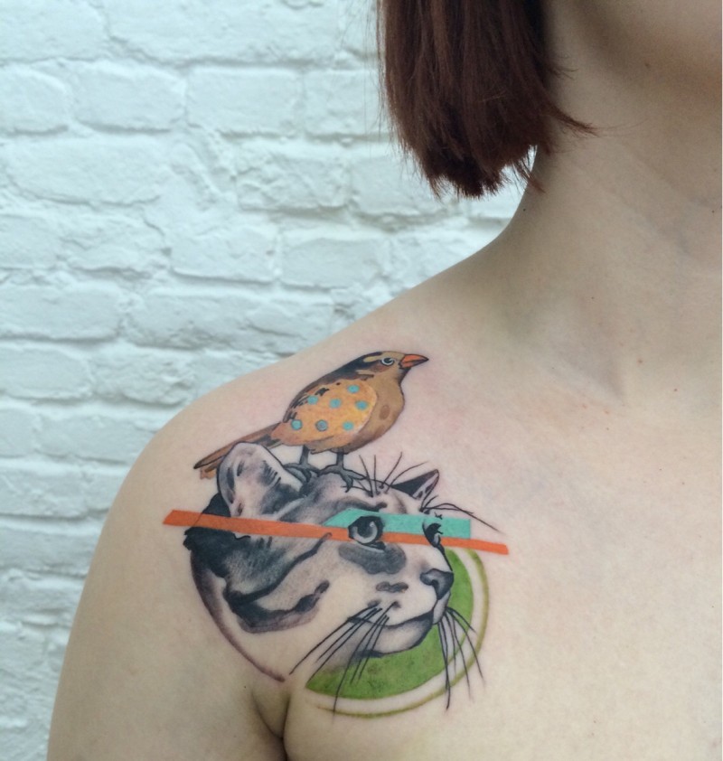 肩部现实主义风格彩色猫脸与小鸟纹身图案