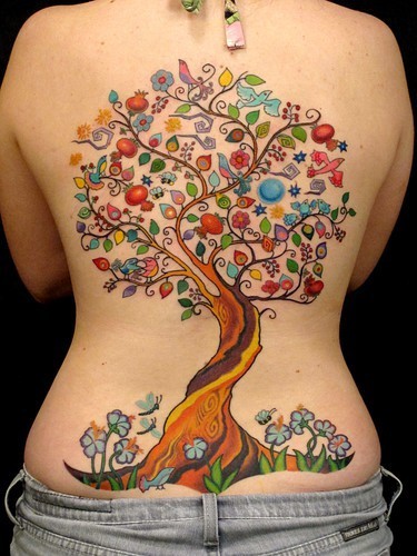 背部七彩树叶的大树纹身图案