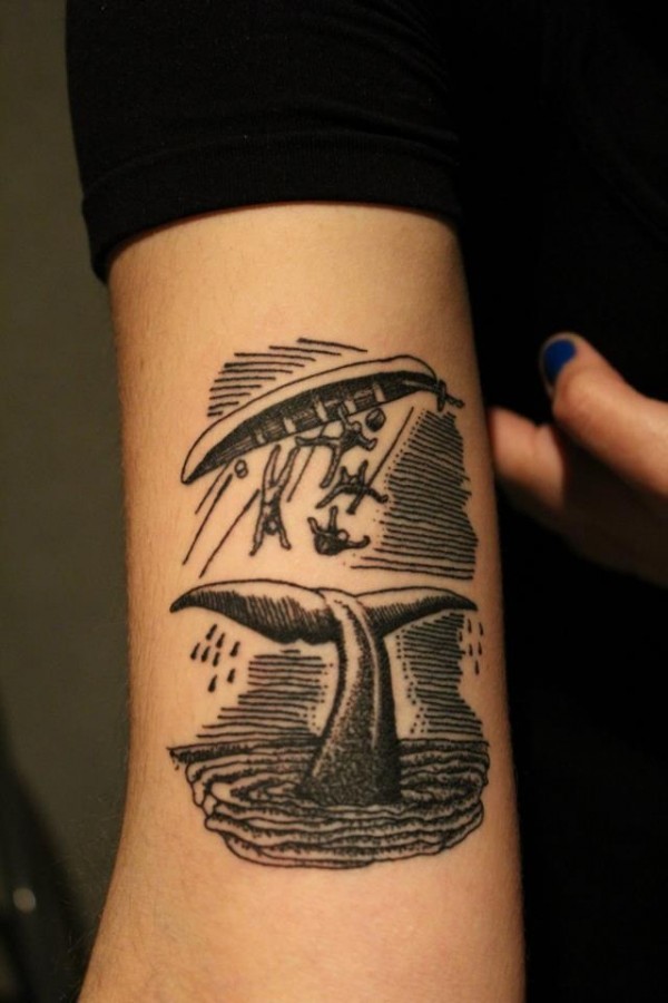 手臂简单的黑色线条船和鱼尾纹身图案
