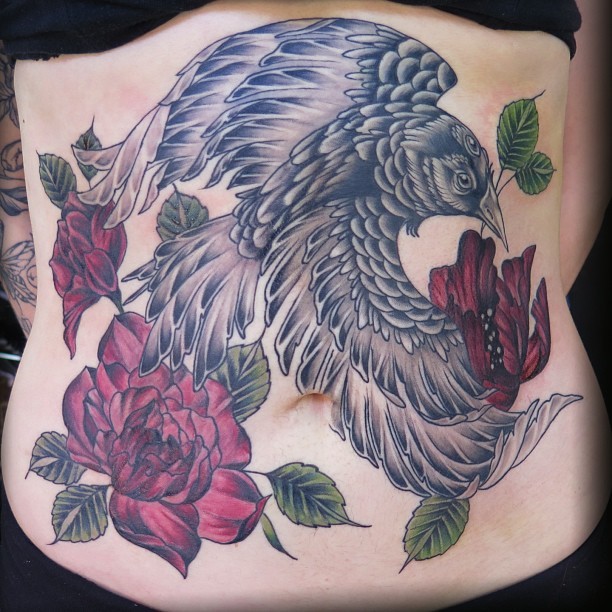 腹部令人惊叹的五彩黑鸟和玫瑰纹身图案