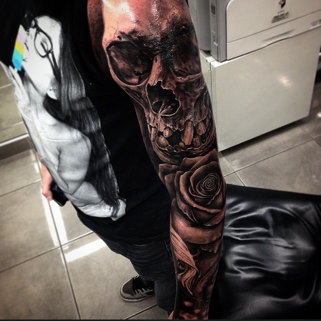 手臂写实的黑白骷髅和玫瑰纹身图案