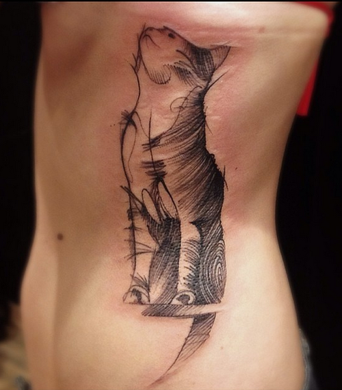 侧肋素描风格黑色可爱的猫纹身图案