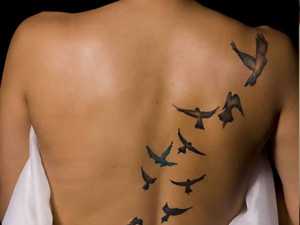 背部成群的小鸟纹身图案