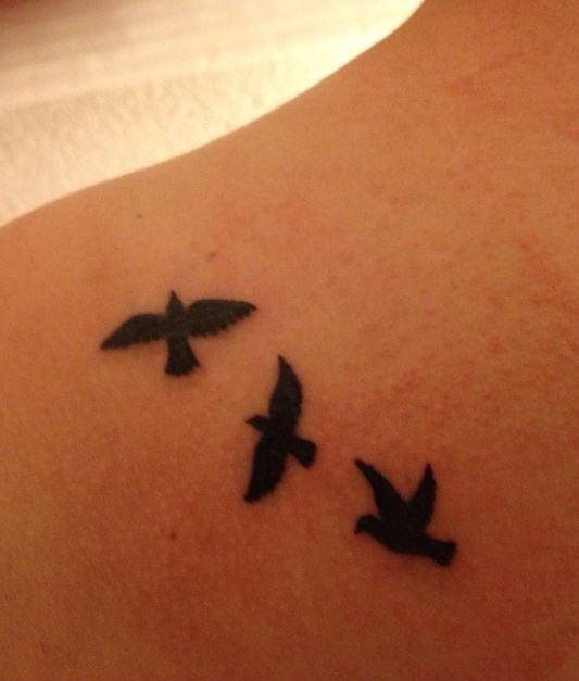 三只黑色小小鸟纹身图案