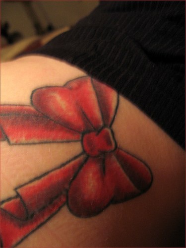 红色美丽的蝴蝶结纹身图案