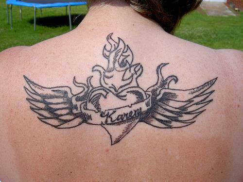 背部翅膀与圣心纹身图案