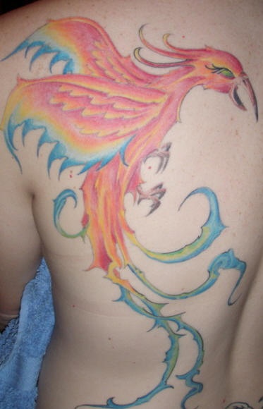 背部彩色好看的凤凰纹身图案
