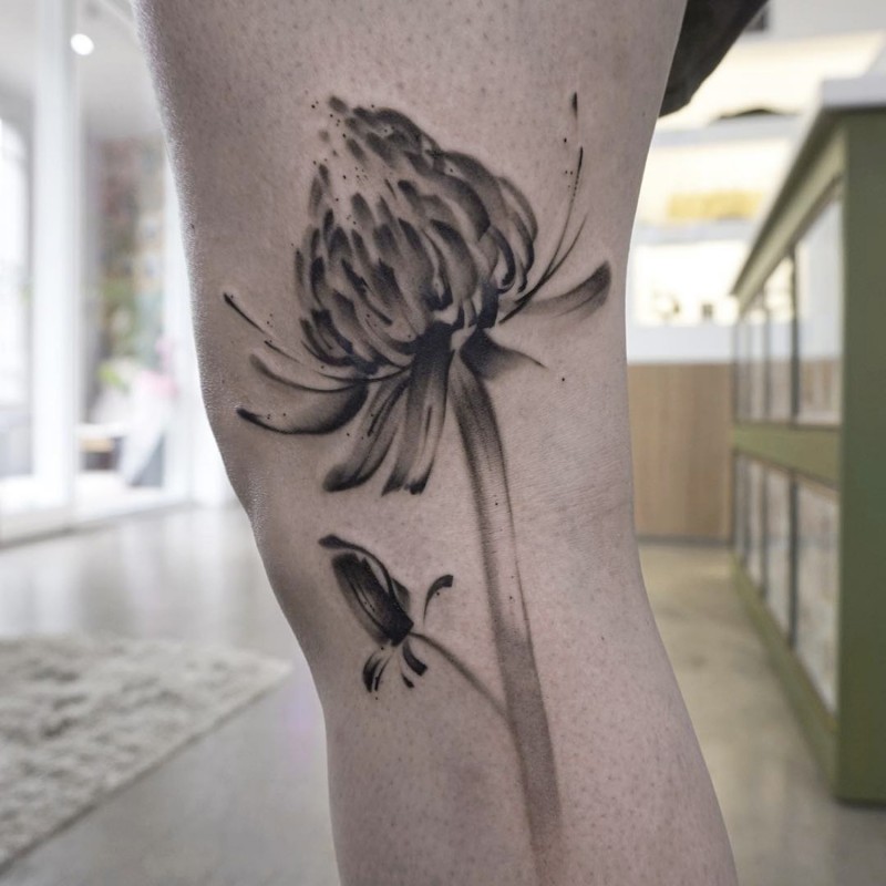 腿部简单的黑色花蕊纹身图案