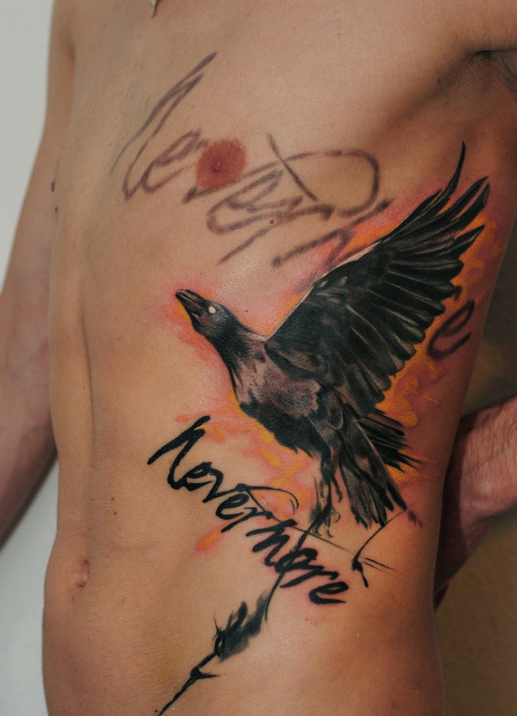 侧肋黑色乌鸦与字母纹身图案
