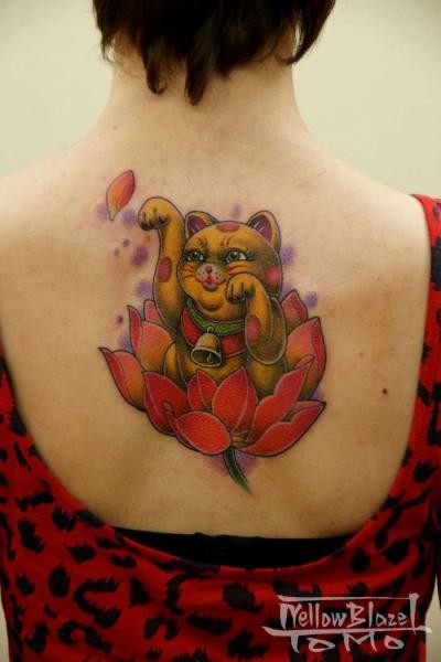 背部彩色的新传统风格可爱猫与花朵纹身图案