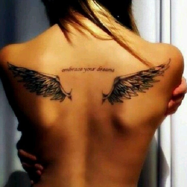 女孩背部翅膀和铭文纹身图案