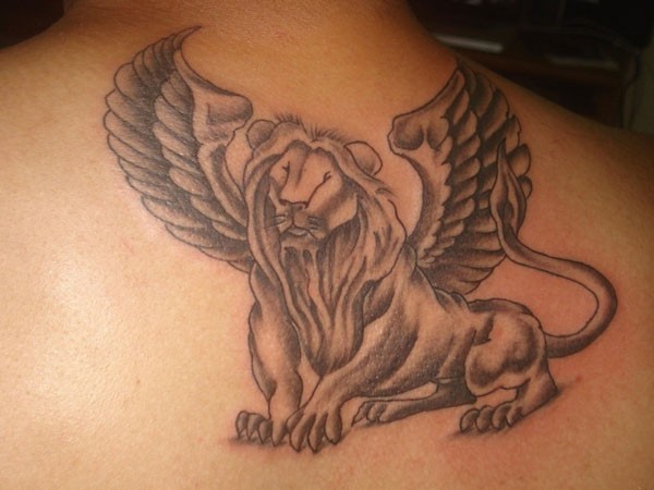 背部有翅膀的狮子纹身图案