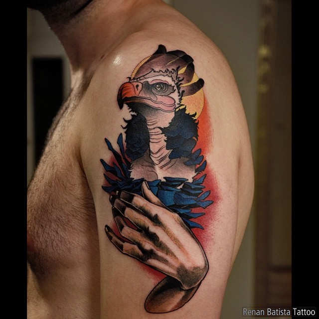 大臂彩色有趣的鸟与人类的手纹身图案