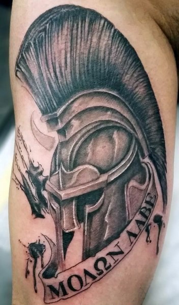 手臂黑色的斯巴达战士头盔与字母纹身图案