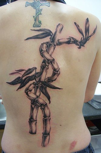 背部黑灰植物竹子与十字架纹身图案