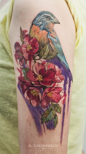 肩部自然好看的鸟与花朵纹身图案