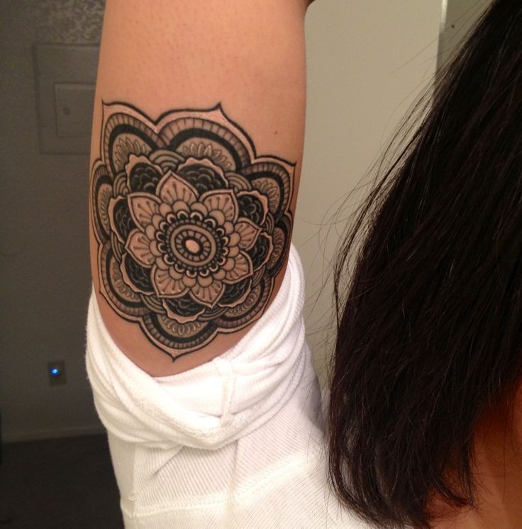 大臂内侧可爱的黑色曼陀罗花纹身图案