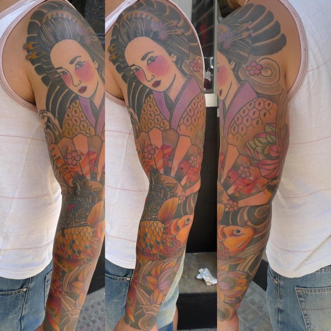 男性手臂彩绘艺妓和鲤鱼纹身图案