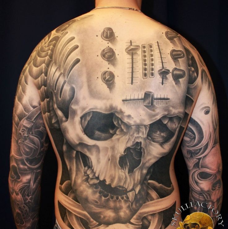 背部黑白音乐骷髅麦克风组合纹身图案