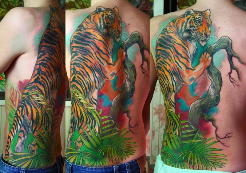 背部彩色的老虎与树木和植物纹身图案