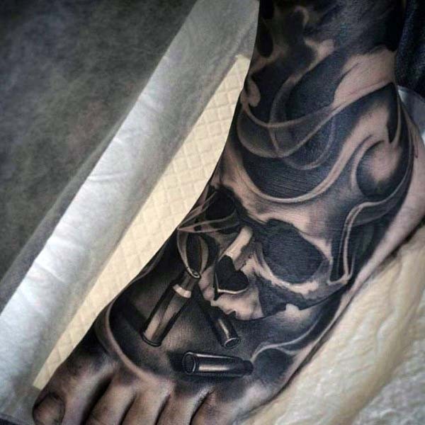 脚背黑色的骷髅与子弹纹身图案