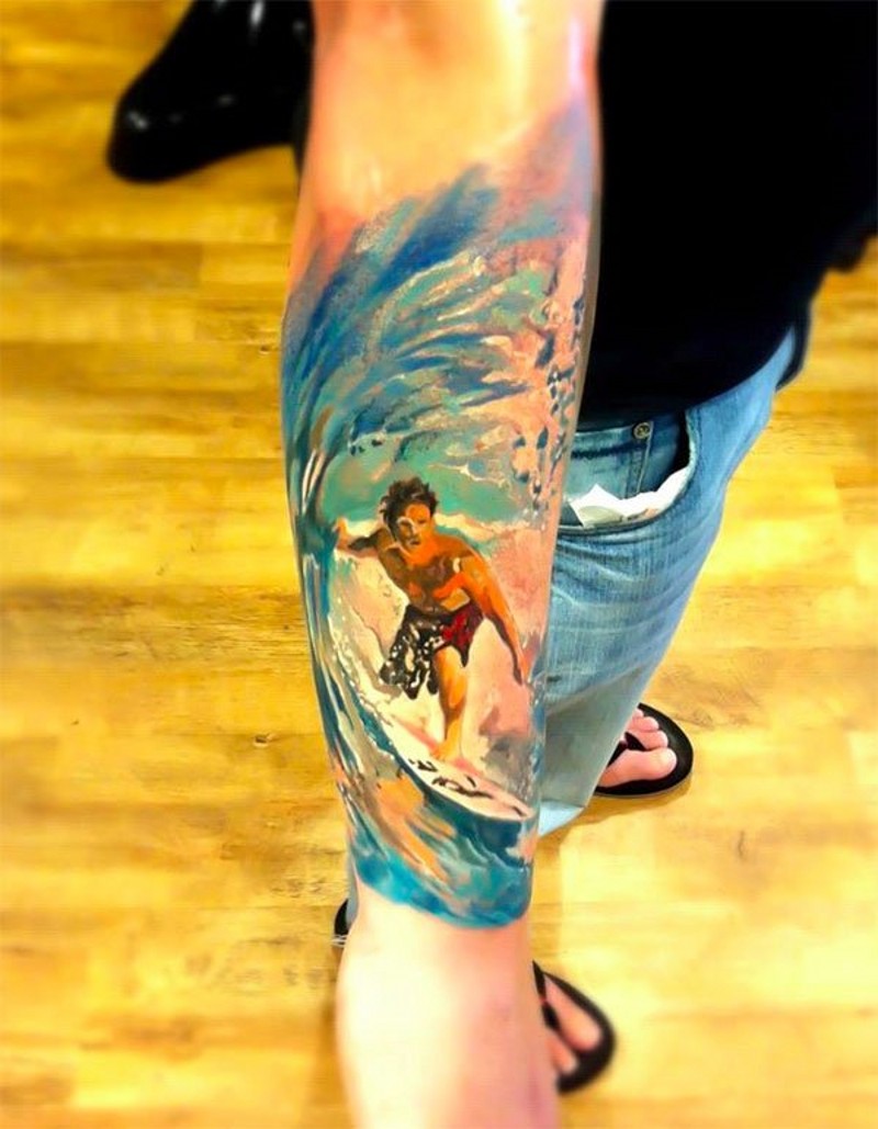 手臂有趣的彩色冲浪男子纹身图案