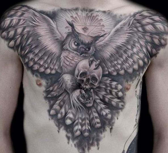 胸部巨大的飞行猫头鹰和骷髅纹身图案