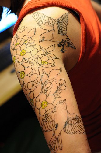 大臂小鸟和花朵小清新纹身图案