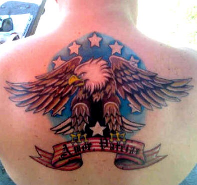 背部鹰与美国旗帜纹身图案