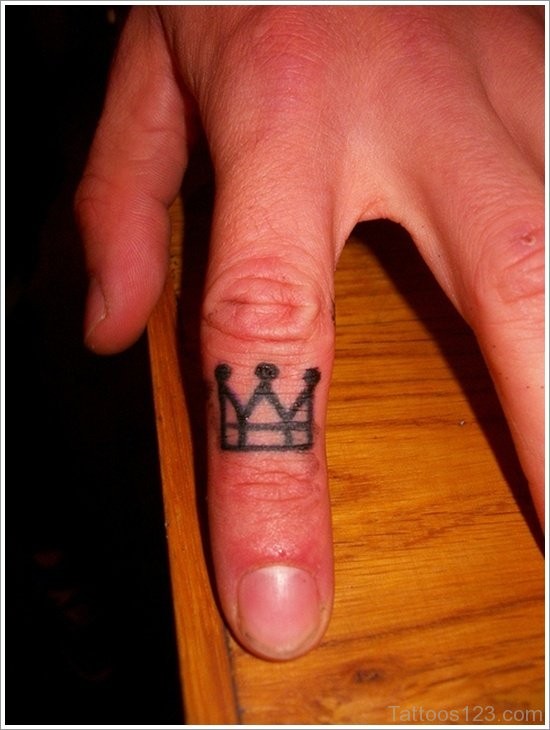 手指美丽的黑色皇冠纹身图案