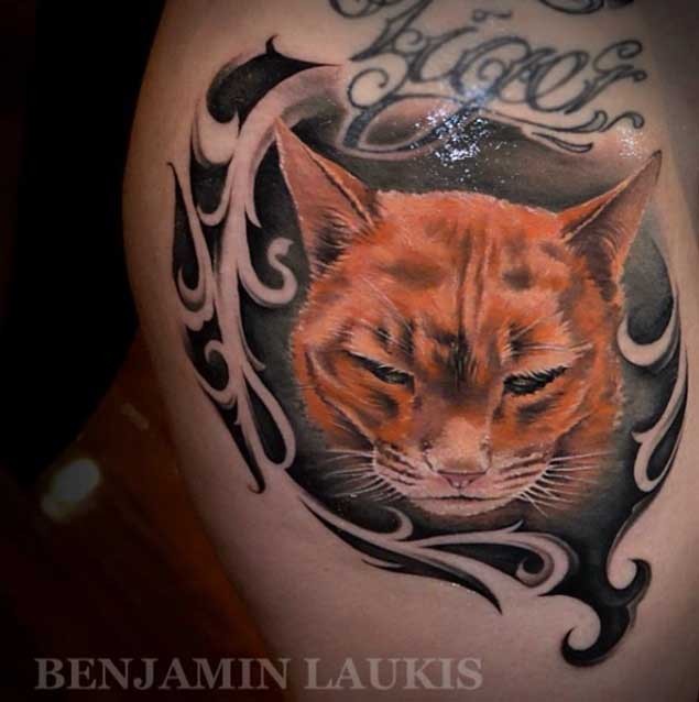 美丽的彩色伤心猫头像纹身图案
